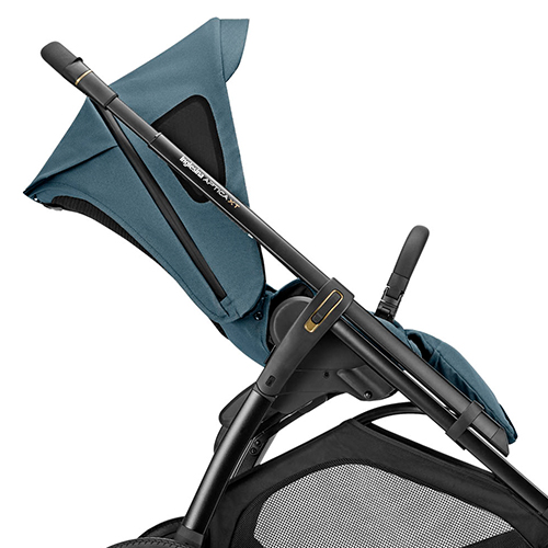 Familia paseando con su beb&eacute; en una silla de paseo por un sendero natural, disfrutando de una salida al aire libre en plena naturaleza.